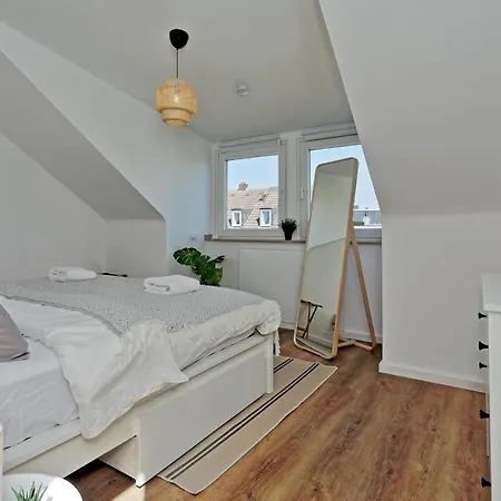 'traveller Lodge' Grosszuegiges - 3 Bedroom 10min To Hbf, Full Kitchen, Homeoffice, Netflix, Wifi Appartement Düsseldorf
