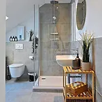 Apartment 'traveller Lodge' Grosszuegiges - 3 Bedroom 10min To Hbf, Full Kitchen, Homeoffice, Netflix, Wifi