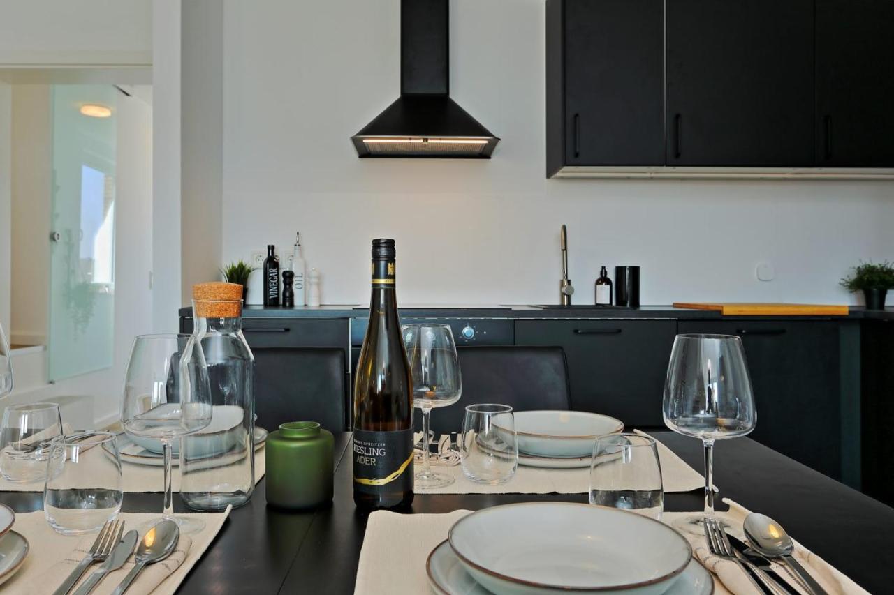 'traveller Lodge' Grosszuegiges - 3 Bedroom 10min To Hbf, Full Kitchen, Homeoffice, Netflix, Wifi * Dusseldorf